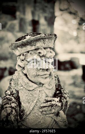 Statues recouvertes de mousse aux jardins Greenwood à Millburn, New Jersey, États-Unis. Ce sont en fait de grandes pièces d'échecs Limestone achetées par Peter P. Blanchard Jr. Banque D'Images