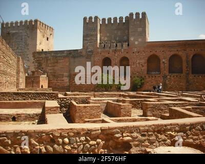 Chambres découvertes à l'intérieur d'une forteresse mauresque au Palais de l'Alhambra, Grenade, Espagne. Banque D'Images