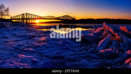 Dernière lumière sur la glace sur le fleuve Saint-Laurent à Québec, avec le Pont de Québec au-delà Banque D'Images