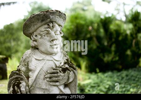 Statues recouvertes de mousse aux jardins Greenwood à Millburn, New Jersey, États-Unis. Ce sont en fait de grandes pièces d'échecs Limestone achetées par Peter P. Blanchard Jr. Banque D'Images