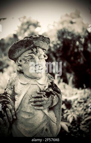 Statues recouvertes de mousse aux jardins Greenwood à Millburn, New Jersey, États-Unis. Ce sont en fait de grandes pièces d'échecs Limestone achetées par Peter P. Blanchard Jr. Banque D'Images