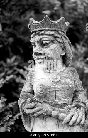 Statues recouvertes de mousse aux jardins Greenwood à Millburn, New Jersey, États-Unis. Ce sont en fait de grandes pièces d'échecs Limestone achetées par Peter P. Blanchard Jr. Banque D'Images