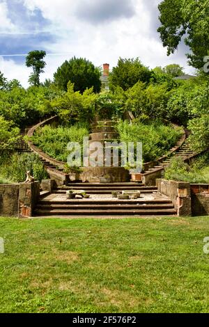 Greenwood Gardens. Les jardins conçus en 1916 par William Renwick pour Joseph P. Day, la Cascade a été et continue d'être une caractéristique majeure. Banque D'Images