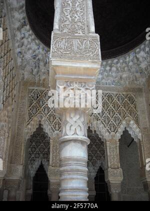 Architecture islamique, arcades en pierre sculptée et frises. Palais de l'Alhambra, Grenade, Espagne. Banque D'Images