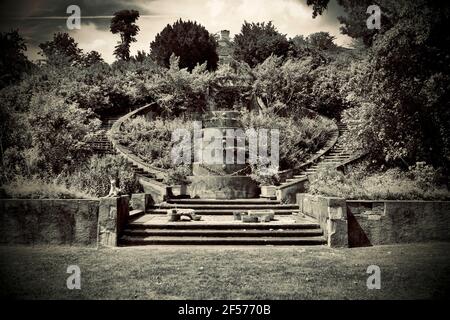 Greenwood Gardens. Les jardins conçus en 1916 par William Renwick pour Joseph P. Day, la Cascade a été et continue d'être une caractéristique majeure. Banque D'Images