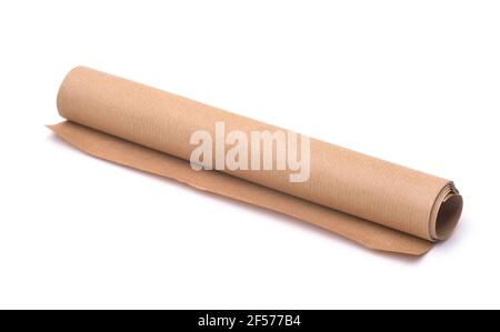 Rouleau de papier d'emballage Kraft isolé sur blanc Banque D'Images