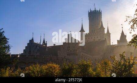 Château de Marienburg dans la lumière dorée du matin Banque D'Images