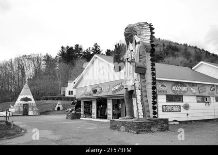 Native View Trading Post est un emporium-cadeau sur le Mohawk Trail depuis les années 1950. Il est situé à Shelburne Falls, Massachusetts, États-Unis. Banque D'Images