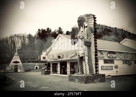 Native View Trading Post est un emporium-cadeau sur le Mohawk Trail depuis les années 1950. Il est situé à Shelburne Falls, Massachusetts, États-Unis. Banque D'Images