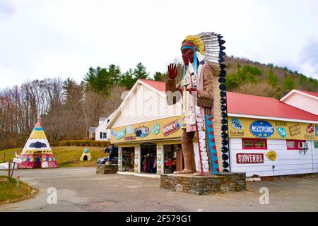 Native View Trading Post est un emporium-cadeau sur le Mohawk Trail depuis les années 1950. Il est situé à Shelburne Falls, Massachusetts, États-Unis. Banque D'Images