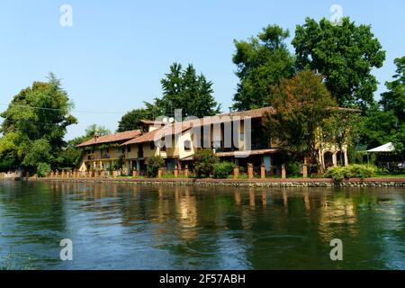 Piste cyclable le long de la Naviglio Grande de Abbiategrasso à Turbigo (Lombardie, Italie) Banque D'Images