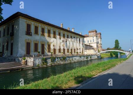 Piste cyclable le long de la Naviglio Grande de Abbiategrasso à Turbigo (Lombardie, Italie), à Robecco sul Naviglio: Villa Gaia Banque D'Images