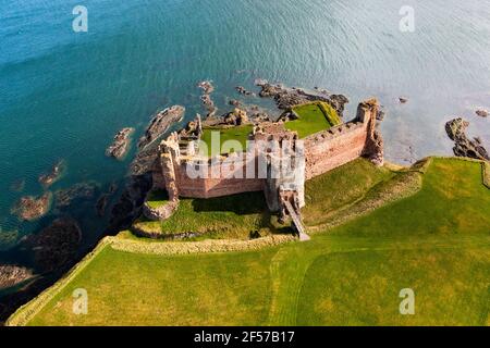 Vue aérienne du château de Tantallon sur les falaises au-dessus de Firth of Forth à East Lothian, Écosse, Royaume-Uni Banque D'Images