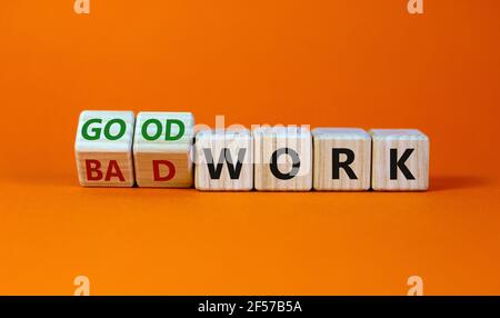 Symbole de bon ou mauvais travail. A tourné des cubes en bois et a changé les mots « mauvais travail » en « bon travail ». Magnifique arrière-plan orange, espace de copie. Affaires et bien o Banque D'Images