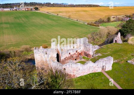 Vue aérienne du château de Hailes, à côté de la rivière Tyne, dans l'est de Lothian, en Écosse, au Royaume-Uni Banque D'Images