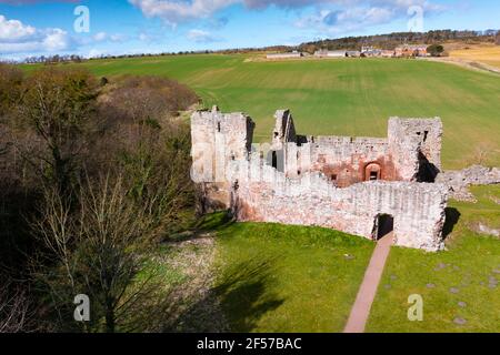 Vue aérienne du château de Hailes, à côté de la rivière Tyne, dans l'est de Lothian, en Écosse, au Royaume-Uni Banque D'Images