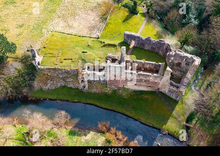 Vue aérienne du château de Hailes, à côté de la rivière Tyne, dans l'est de Lothian, en Écosse, au Royaume-Uni Banque D'Images