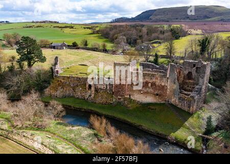 Vue aérienne du château de Hailes, à côté de la rivière Tyne, dans l'est de Lothian, en Écosse, au Royaume-Uni Banque D'Images