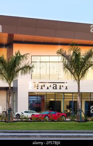 Lumière matinale au-dessus d'un concessionnaire Ferrari à Naples, Floride, États-Unis Banque D'Images