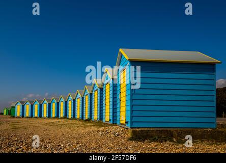 Cabanes sur la plage au bord de mer de Littlehampton, dans le West Sussex, au Royaume-Uni. Banque D'Images