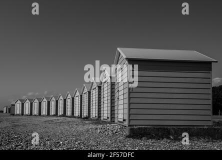 Cabanes sur la plage au bord de mer de Littlehampton, dans le West Sussex, au Royaume-Uni. Banque D'Images