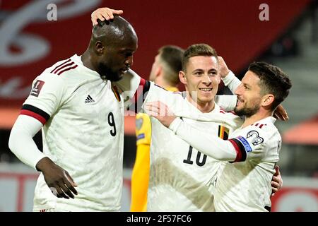 Thorgan Hazard (au centre) de Belgique célèbre le deuxième but de son équipe lors du match de qualification de la coupe du monde de la FIFA 2022 au King Power au stade Den Dreef de Louvain, en Belgique. Date de la photo: Mercredi 24 mars 2021. Banque D'Images