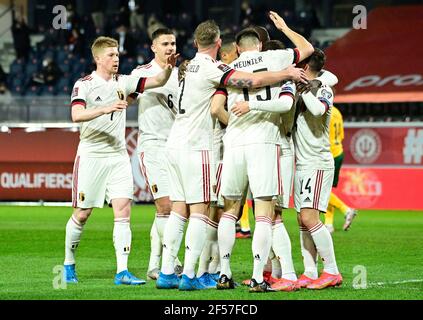 Le jeu d'orgue Hazard (caché) de Belgique célèbre le deuxième but de leur partie lors du match de qualification de la coupe du monde de la FIFA 2022 au King Power au stade Den Dreef de Louvain, en Belgique. Date de la photo: Mercredi 24 mars 2021. Banque D'Images