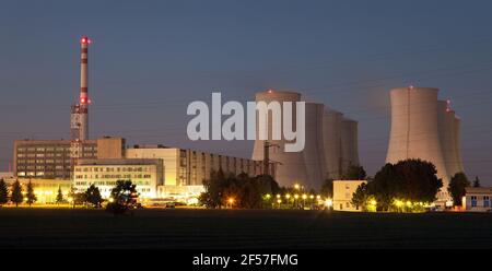 Vue nocturne de la centrale nucléaire de Jaslovske Bohunice, tours de refroidissement, Slovaquie Banque D'Images