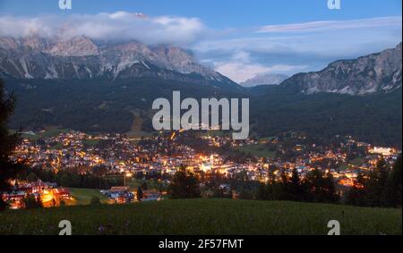 Vue nocturne de Cortina d Ampezzo, Dolomiti, Italie Banque D'Images