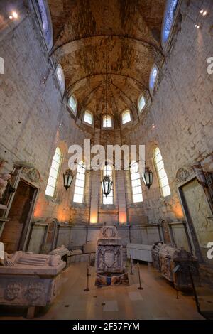 Autel du couvent des Carmo (portugais: Igreja de Carmo). L'église est la ruine du tremblement de terre de Lisbonne en 1755 dans la ville de Lisbonne, Portugal. Banque D'Images