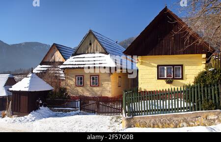 Belles maisons colorées dans le village de vlkolinec, ancienne architecture, Slovaquie Banque D'Images