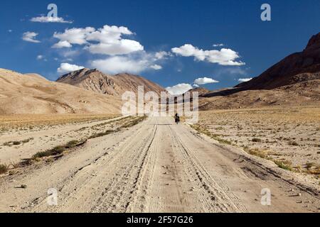 Pamir Highway ou Pamirskij trakt avec le vélo, il y a l'une des meilleures pistes cyclables au monde. Route non pavée au Tadjikistan, toit du monde Banque D'Images