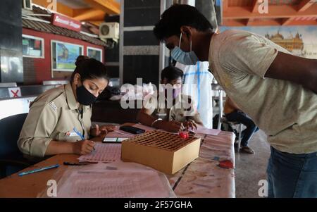 New Delhi, Inde. 24 mars 2021. Un travailleur de la santé portant un masque enregistre un passager avant le test rapide d'antigène Covid-19 du coronavirus afin de freiner la propagation de la pandémie du coronavirus à la gare de New Delhi. À Delhi, des tests aléatoires de Covid-19 Rapid Antigen Test (RAT) et (RT-PCR), sont effectués à travers les aéroports, les chemins de fer et la gare routière comme mesures de précaution pour prévenir et contrôler l'augmentation des cas de Covid19 à Delhi en ce qui concerne les personnes venant à la ville d'autres États. (Photo par Naveen Sharma/SOPA Images/Sipa USA) crédit: SIPA USA/Alay Live News Banque D'Images