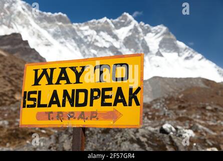 Chemin de signalisation jusqu'au pic de l'île (Imja TSE) sous le pic de Lhotse, chemin jusqu'au pic de l'île en colombie-britannique - région de l'Everest, vallée de Khumbu, parc national de Sagarmatha, Népal Banque D'Images