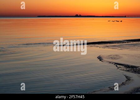 Lever de soleil au-dessus de la baie de Saginaw, équinoxe de printemps, Shelter & Channel Island, lac Huron, MI, États-Unis, par James D Coppinger/Dembinsky photo Assoc Banque D'Images