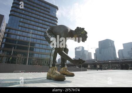 Amsterdam, pays-Bas. 24 mars 2021. Une photo générale montre l'Amour ou la générosité une statue de bronze de 5 mètres de l'artiste américain Nicole Eisenman devant le nouveau palais de justice d'Amsterdam près du quartier financier de Zuidas le 24 mars 2021 à Amsterdam, pays-Bas. Amsterdam dépasse Londres en tant que plus grand centre boursier d'Europe en janvier après le Brexit, une moyenne de 9,2 milliards d'euros d'actions par jour ont été négociés sur l'Euronext d'Amsterdam après que les pays-Bas ont repris les activités perdues par le Royaume-Uni après avoir quitté l'Union européenne. (Photo de Paulo Amorim/Sipa USA) Credit: SIPA USA/Alay Live News Banque D'Images