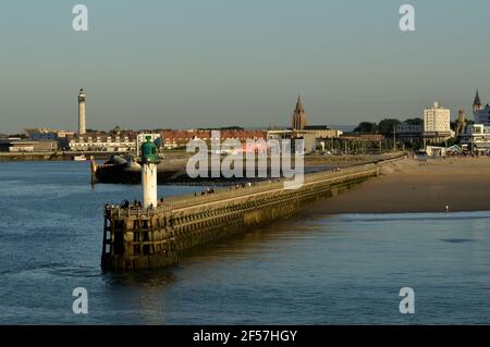 Départ du ferry de Calais et du terminal Banque D'Images