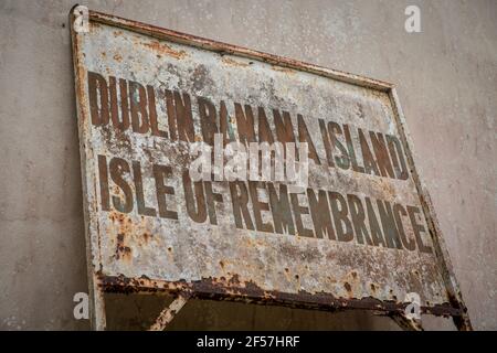 Dublin, Sierra Leone. 07e mars 2021. Un panneau indique « Dublin Banana Islands: Isle of Remembrance ». Les îles Banana étaient autrefois un port de traite des esclaves. Ils sont maintenant à la maison de quelques centaines de personnes. Les îles Banana ont été relativement intactes par la guerre civile brutale en Sierra Leone et par la suite par l'épidémie d'Ebola. (Photo de Sally Hayden/SOPA Images/Sipa USA) crédit: SIPA USA/Alay Live News Banque D'Images