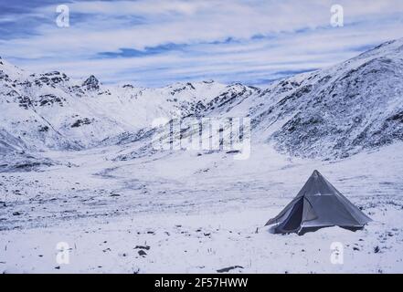 Nuit d'été neige sur le campement de randonnée dans le parc national de Gates of the Arctic, chaîne Brooks, Alaska, États-Unis Banque D'Images