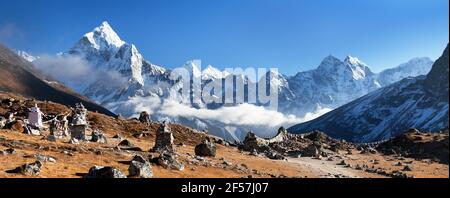 Vue en soirée des drapeaux de prière bouddhistes et des chortens sous le mont Ama Dablam, belle vue de la vallée de Khumbu, Solukhumbu, chemin vers la base de l'Everest ca Banque D'Images