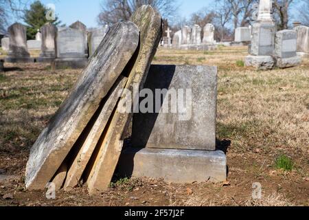 Une pile de pierres tombales brisées dans un cimetière Banque D'Images