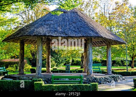 Hutte de chaume dans le parc d'Adare, comté de Limerick, Irlande Banque D'Images