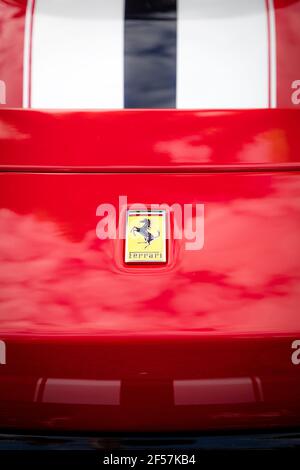 Logo Prancing Horse au dos d'une araignée rouge Ferrari 458 exposée à « Cars on Fifth » - Naples, Floride, États-Unis Banque D'Images