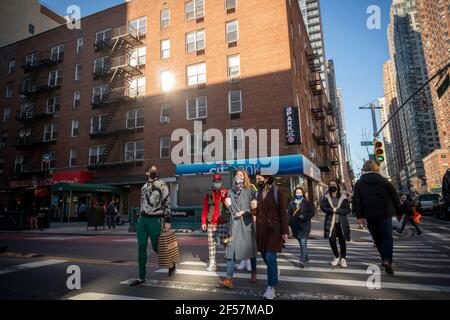 Piétons masqués dans le quartier de Chelsea, à New York, le samedi 13 mars 2021. (© Richard B. Levine) Banque D'Images