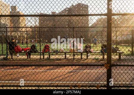 Les possessions forment des joueurs de sports d'équipe qui s'accumulent sur un banc à Chelsea Park à New York le jeudi 11 mars 2021. (© Richard B. Levine) Banque D'Images