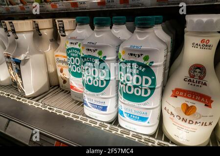 Le jeudi 11 mars 2021, des contenants de lait SuperMilk de Coca-Cola's Good Moo's Premium ne contenant pas de lactose dans un supermarché de New York. La boisson de qualité supérieure est sans lactose et contient 25 % de sucre en moins que le lait ordinaire sans lactose. Coca-Cola a été en partenariat avec Select Milk Producers, fabricant de Fairlife depuis sa création en 2012 et a acquis la société 2020. Il coûte également environ deux fois plus cher que le lait ordinaire. (© Richard B. Levine) Banque D'Images