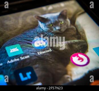 L'icône de la discorde de la plate-forme de chat est visible sur un téléphone Android à New York le mardi 23 mars 2021. Microsoft serait en pourparlers avec discorde pour acquérir la société qui la évalue à environ 10 milliards de dollars. (© Richard B. Levine) Banque D'Images