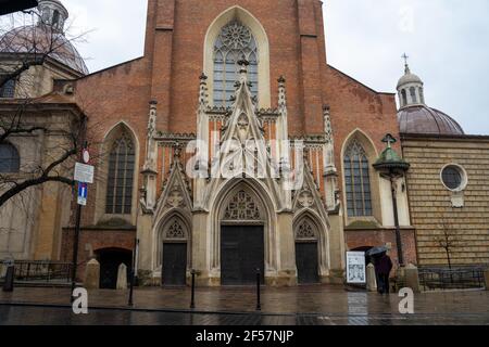 Église de la Sainte Trinité et façade du monastère dominicain de style roman et gothique (13ème centrury), Cracovie, Pologne Banque D'Images