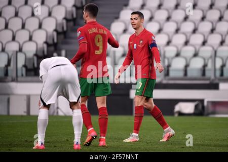 Reggio Emilia, Italie. 24 mars 2021. Cristiano Ronaldo du Portugal fête avec Andre Silva après que Maksim Medvedev de l'Azerbaïdjan a fait son propre but de 1-0 lors de la coupe du monde de la FIFA, Qatar 2022 qualification match de football entre le Portugal et l'Azerbaïdjan au stade Juventus de Turin (Italie), 24 mars 2021. Photo Federico Tardito/Insidefoto Credit: Insidefoto srl/Alay Live News Banque D'Images