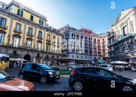 Naples, Italie - 9 septembre 2019 : Fontana del Carciofo (fontaine Artichaut) sur la piazza Trieste e Trento avec les gens autour et la circulation à Naples, Ital Banque D'Images